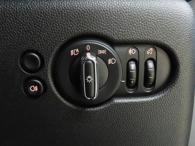 MINI クーパーD クラシック・トリム 3DOOR/アイランドブルー/認定中古車/禁煙車/衝突軽減ブレーキ/純正ナビゲーション/純正バックカメラ/ETC/LEDヘッドライト/AUTOライト/AUTOワイパー/オットマン/コンフォートアクセス(20枚目)