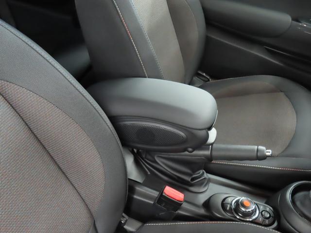 MINI クーパーD 3DOOR/ムーンウォークグレー/認定中古車/衝突軽減ブレーキ/純正ナビゲーション/純正バックカメラ/ETC付/コンフォートアクセス/LEDヘッドライト/AUTOライト/AUTOワイパー/禁煙車(12枚目)