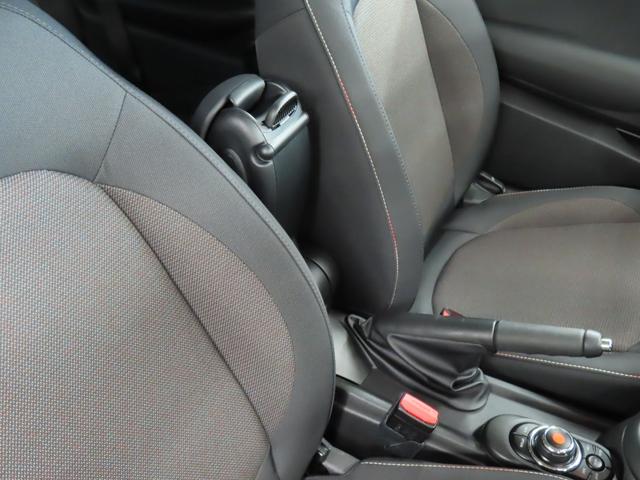 MINI クーパーD 3DOOR/ムーンウォークグレー/認定中古車/衝突軽減ブレーキ/純正ナビゲーション/純正バックカメラ/ETC付/コンフォートアクセス/LEDヘッドライト/AUTOライト/AUTOワイパー/禁煙車(14枚目)