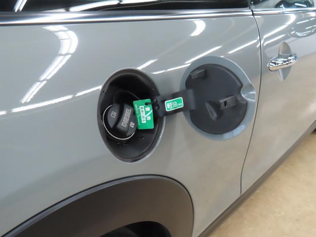 MINI クーパーD 3DOOR/ムーンウォークグレー/認定中古車/衝突軽減ブレーキ/純正ナビゲーション/純正バックカメラ/ETC付/コンフォートアクセス/LEDヘッドライト/AUTOライト/AUTOワイパー/禁煙車(29枚目)