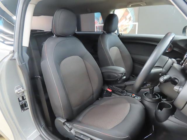 MINI クーパーD 3DOOR/ムーンウォークグレー/認定中古車/衝突軽減ブレーキ/純正ナビゲーション/純正バックカメラ/ETC付/コンフォートアクセス/LEDヘッドライト/AUTOライト/AUTOワイパー/禁煙車(34枚目)