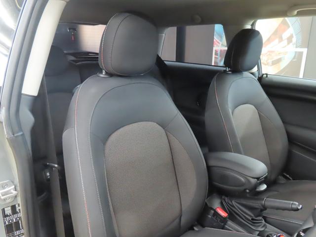 MINI クーパーD 3DOOR/ムーンウォークグレー/認定中古車/衝突軽減ブレーキ/純正ナビゲーション/純正バックカメラ/ETC付/コンフォートアクセス/LEDヘッドライト/AUTOライト/AUTOワイパー/禁煙車(35枚目)