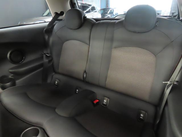 MINI クーパーD 3DOOR/ムーンウォークグレー/認定中古車/衝突軽減ブレーキ/純正ナビゲーション/純正バックカメラ/ETC付/コンフォートアクセス/LEDヘッドライト/AUTOライト/AUTOワイパー/禁煙車(40枚目)