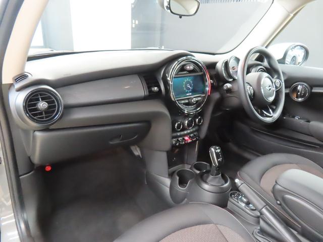 MINI クーパーD 3DOOR/ムーンウォークグレー/認定中古車/衝突軽減ブレーキ/純正ナビゲーション/純正バックカメラ/ETC付/コンフォートアクセス/LEDヘッドライト/AUTOライト/AUTOワイパー/禁煙車(42枚目)