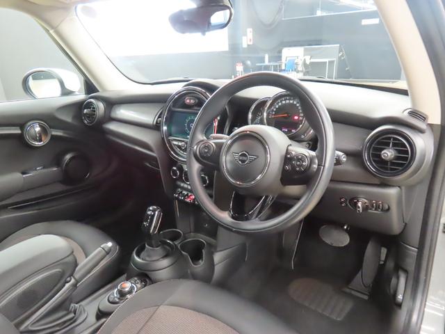 MINI クーパーD 3DOOR/ムーンウォークグレー/認定中古車/衝突軽減ブレーキ/純正ナビゲーション/純正バックカメラ/ETC付/コンフォートアクセス/LEDヘッドライト/AUTOライト/AUTOワイパー/禁煙車(43枚目)