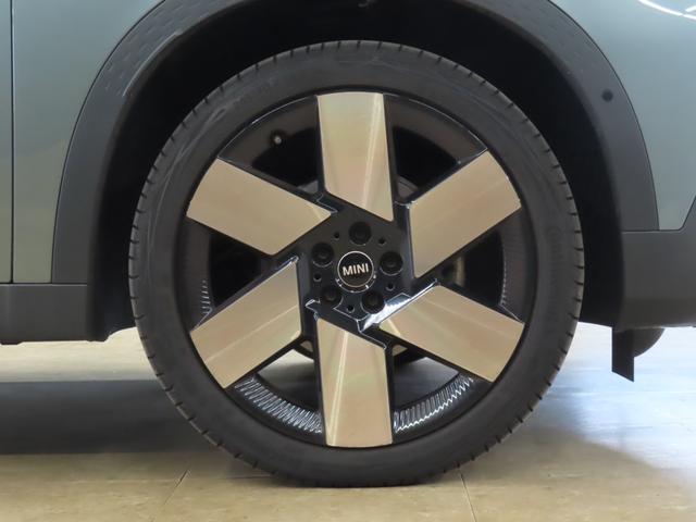 ＭＩＮＩ カントリーマンＳオール４　フェイバリット・トリム　認定中古車／カントリーマン／スモーキーグリーン／４ＷＤ／Ａｐｐｌｅｃａｒｐｌａｙ／ヘッドアップディスプレイ／アダプティブクルーズコントロール／衝突軽減ブレーキ／ドライブレコーダー／ＭＩＮＩＳＯＳコール（31枚目）
