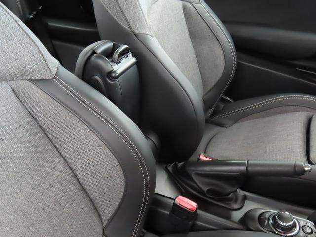 MINI クーパーD クラシック・トリム 認定中古車・禁煙車・ペッパーホワイト・AppleCarPlay・純正バックカメラ・クルーズコントロール・PDC・純正アルミホイール・アンビエントライト・ユニオンジャックテールランプ(17枚目)