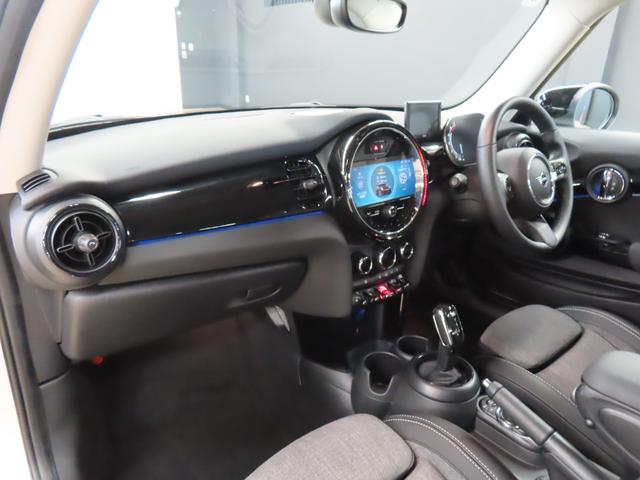 MINI クーパーD クラシック・トリム 認定中古車・禁煙車・ペッパーホワイト・AppleCarPlay・純正バックカメラ・クルーズコントロール・PDC・純正アルミホイール・アンビエントライト・ユニオンジャックテールランプ(44枚目)