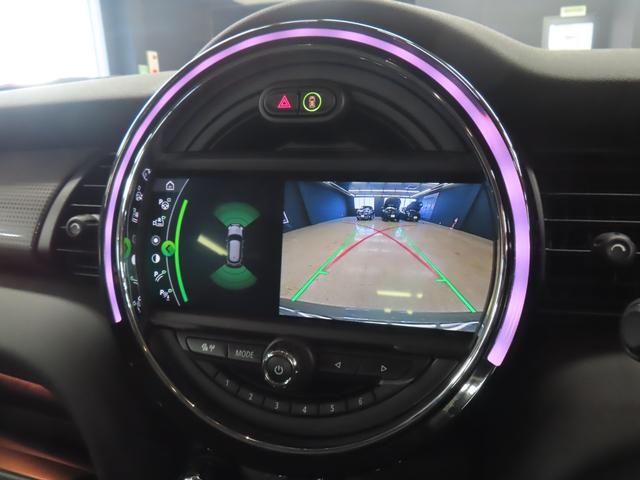 ＭＩＮＩ クーパー　認定中古車／５ＤＯＲ／エメラルドグレー／禁煙車／衝突軽減ブレーキ／純正ナビゲーション／純正バックカメラ／ＬＥＤヘッドライト／コンフォートアクセス／ＥＴＣ付／シートヒーター／オットマン／ＡＵＴＯライト（7枚目）
