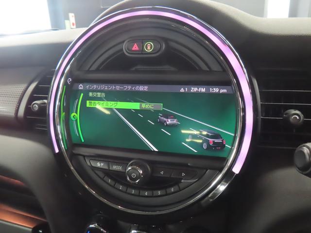 ＭＩＮＩ クーパー　認定中古車／５ＤＯＲ／エメラルドグレー／禁煙車／衝突軽減ブレーキ／純正ナビゲーション／純正バックカメラ／ＬＥＤヘッドライト／コンフォートアクセス／ＥＴＣ付／シートヒーター／オットマン／ＡＵＴＯライト（8枚目）