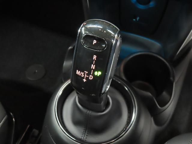 ＭＩＮＩ クーパー　認定中古車／５ＤＯＲ／エメラルドグレー／禁煙車／衝突軽減ブレーキ／純正ナビゲーション／純正バックカメラ／ＬＥＤヘッドライト／コンフォートアクセス／ＥＴＣ付／シートヒーター／オットマン／ＡＵＴＯライト（10枚目）