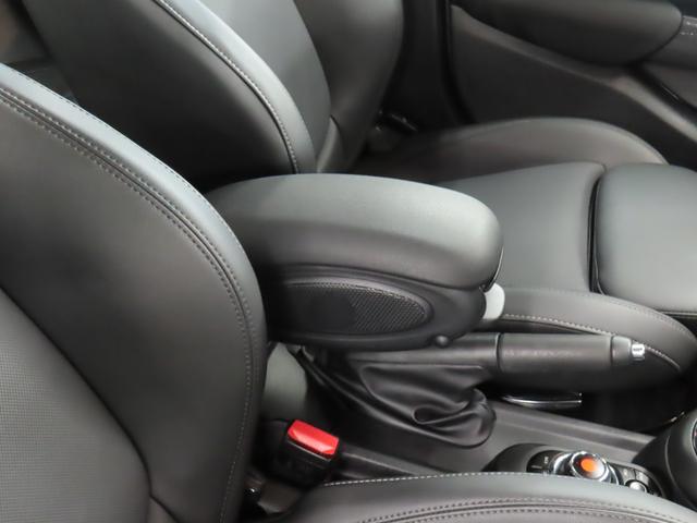 ＭＩＮＩ クーパー　認定中古車／５ＤＯＲ／エメラルドグレー／禁煙車／衝突軽減ブレーキ／純正ナビゲーション／純正バックカメラ／ＬＥＤヘッドライト／コンフォートアクセス／ＥＴＣ付／シートヒーター／オットマン／ＡＵＴＯライト（12枚目）