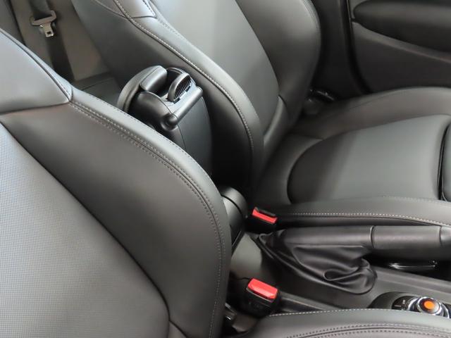 ＭＩＮＩ クーパー　認定中古車／５ＤＯＲ／エメラルドグレー／禁煙車／衝突軽減ブレーキ／純正ナビゲーション／純正バックカメラ／ＬＥＤヘッドライト／コンフォートアクセス／ＥＴＣ付／シートヒーター／オットマン／ＡＵＴＯライト（14枚目）