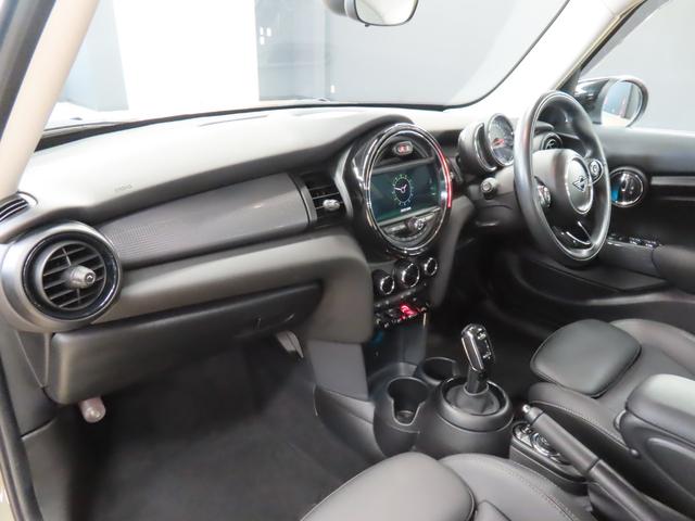 ＭＩＮＩ クーパー　認定中古車／５ＤＯＲ／エメラルドグレー／禁煙車／衝突軽減ブレーキ／純正ナビゲーション／純正バックカメラ／ＬＥＤヘッドライト／コンフォートアクセス／ＥＴＣ付／シートヒーター／オットマン／ＡＵＴＯライト（42枚目）