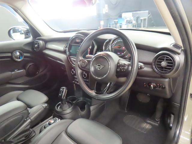 ＭＩＮＩ クーパー　認定中古車／５ＤＯＲ／エメラルドグレー／禁煙車／衝突軽減ブレーキ／純正ナビゲーション／純正バックカメラ／ＬＥＤヘッドライト／コンフォートアクセス／ＥＴＣ付／シートヒーター／オットマン／ＡＵＴＯライト（43枚目）