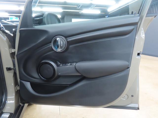 ＭＩＮＩ クーパー　認定中古車／５ＤＯＲ／エメラルドグレー／禁煙車／衝突軽減ブレーキ／純正ナビゲーション／純正バックカメラ／ＬＥＤヘッドライト／コンフォートアクセス／ＥＴＣ付／シートヒーター／オットマン／ＡＵＴＯライト（44枚目）