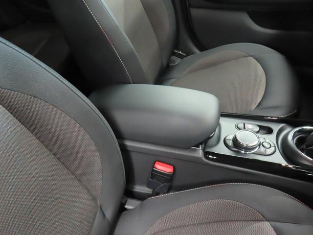ＭＩＮＩ クーパー　クラブマン　認定中古車／クラブマン／メルティングシルバー／禁煙車／純正ナビゲーション／純正バックカメラ／ＥＴＣ付／ＬＥＤヘッドライト／コンフォートアクセス／フォグランプ／ＡＵＴＯライト／ＡＵＴＯワイパー（14枚目）