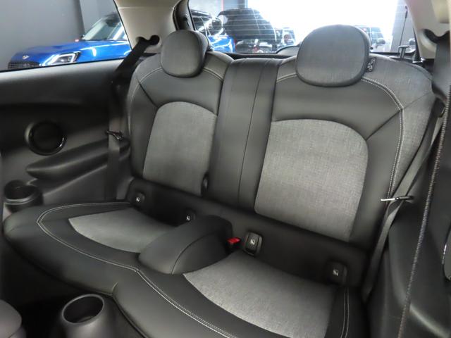 ＭＩＮＩ クーパー　クラシック・トリム　認定中古車／３ＤＯＯＲ／チリレッド／禁煙車／衝突軽減ブレーキ／純正ナビゲーション／純正バックカメラ／ＥＴＣ付／ＬＥＤヘッドライト／ＡＵＴＯライト／コンフォートアクセス／シートヒーター／オットマン（42枚目）