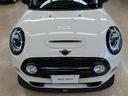 ボンネットです。こちらのお車にはアディショナルヘッドライトが付いています。