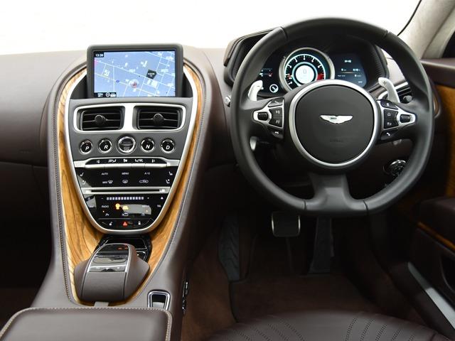 ＤＢ１１ Ｖ８　ＯＰ２２７　レザーカラーコンテンポラリービターチョコレート　２０インチ１０スポークディレクショナルシルバーＤＴＡＷ　エクステリアボディパックブラック　ベンチレーター　スモークドテールランプ　シートＨ（10枚目）