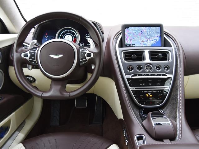 ＤＢ１１ ベースグレード　ＯＰ２４４　モーニングフロストホワイト　トリムインレイタモアシュオープンポア　レザーカラーコンテンポラリー　ツートンレザーインテリアビターチョコレート／クリームトリュフ　ベンチレーター　シートＨ（13枚目）