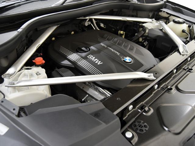 ｘＤｒｉｖｅ　３５ｄ　Ｍスポーツ　エアサス　ＯＰ１３１　ドライビングダイナミクスＰＫＧ　２２ｉｎＡＷ　パノラマガラスＳＲ　プラスＰＫＧ　ハーマンカードンサウンド　ブラックヴァーネスカレザーシート　３Ｄデザインフロントリップスポイラー(24枚目)