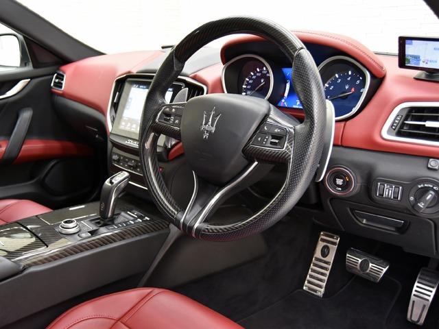 ギブリ グランスポーツ OP137 21inAW ドリルドナチュラルレザーロッソ 電動SR カーボンインテリアトリム Fベンチレーター ツーリングPKG 前後シートH スポーツステアリングホイールカーボンインサート ACC(11枚目)