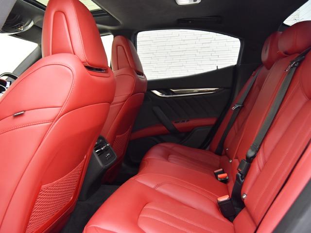 ギブリ グランスポーツ OP137 21inAW ドリルドナチュラルレザーロッソ 電動SR カーボンインテリアトリム Fベンチレーター ツーリングPKG 前後シートH スポーツステアリングホイールカーボンインサート ACC(23枚目)