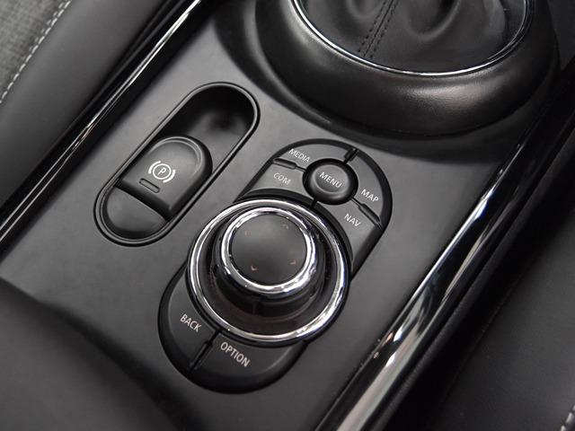 ＭＩＮＩ クーパーＤ　クラブマン　クラシック・トリム　ブラックパールハーフレザー　ＦシートＨ　前後Ｐセンサー＋Ｂカメラ　ＡＣＣ　純正ナビ　ＬＥＤヘッドライト　マルチＤメーターパネル　コンフォートアクセス　１７ｉｎＡＷ　スポーツレザーステアリング　禁煙（23枚目）