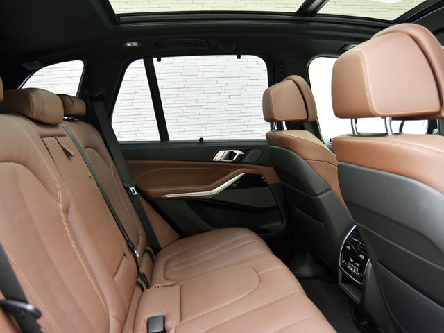 Ｘ５ Ｍ５０ｉ　ＯＰ１３０　コンフォートＰＫＧ　２２ｉｎＡＷ　パノラマＳＲ　プラスＰＫＧ　ハーマンカードン　茶革　Ｆベンチレーター　前後シートＨ　メモリー付パワーシート　ドライビングアシストプロフェッショナル　ＡＣＣ（26枚目）