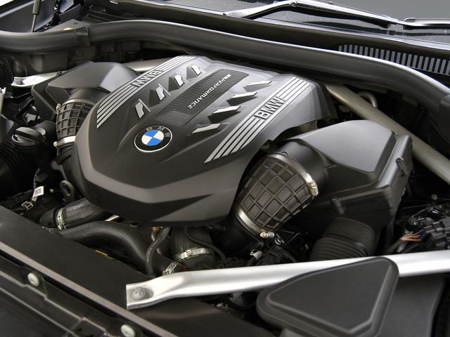 Ｘ５ Ｍ５０ｉ　ＯＰ１３０　コンフォートＰＫＧ　２２ｉｎＡＷ　パノラマＳＲ　プラスＰＫＧ　ハーマンカードン　茶革　Ｆベンチレーター　前後シートＨ　メモリー付パワーシート　ドライビングアシストプロフェッショナル　ＡＣＣ（28枚目）