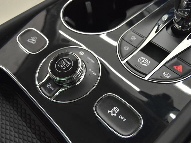 ベンテイガ アズール　ＯＰ２３１　ブラックラインスペック　２２ｉｎＡＷ　５シートコンフォートスペック　リネン／ベルーガツートンレザー　メタルオーバーレイベニア　デジタルＴＶチューナー　前後シートＨ　パノラマＳＲ　ＡＣＣ（16枚目）