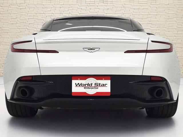 ＤＢ１１ ローンチエディション　ＯＰ２３５　エクステリアフィニッシャーパックダーク　ネクサスキルティング　コンテンポラリーレザーカラーダークナイト　ベンチレーター　トリムインレイチョップドカーボン　２０ｉｎＡＷ　タッチパッド　禁煙（4枚目）