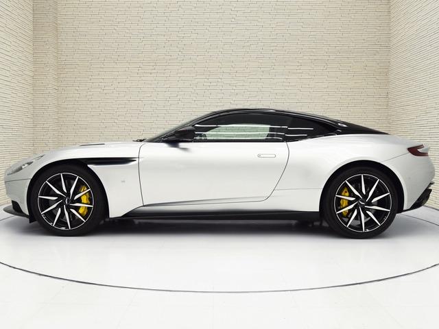 ＤＢ１１ ローンチエディション　ＯＰ２３５　エクステリアフィニッシャーパックダーク　ネクサスキルティング　コンテンポラリーレザーカラーダークナイト　ベンチレーター　トリムインレイチョップドカーボン　２０ｉｎＡＷ　タッチパッド　禁煙（6枚目）