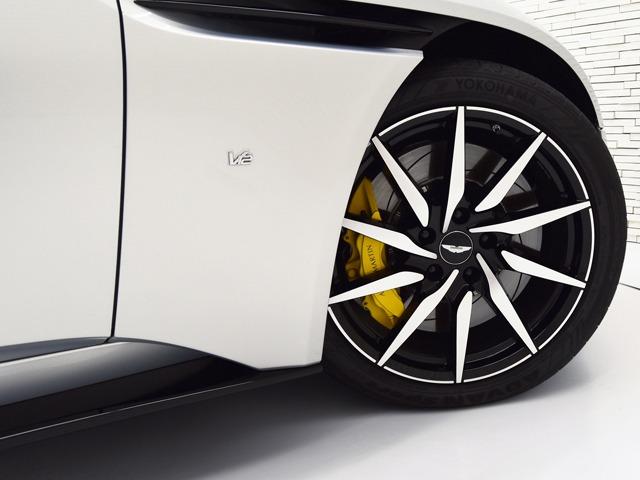 ＤＢ１１ ローンチエディション　ＯＰ２３５　エクステリアフィニッシャーパックダーク　ネクサスキルティング　コンテンポラリーレザーカラーダークナイト　ベンチレーター　トリムインレイチョップドカーボン　２０ｉｎＡＷ　タッチパッド　禁煙（20枚目）