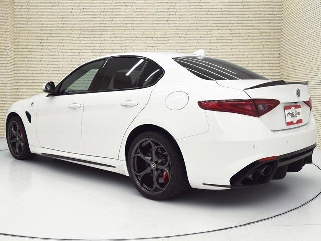 ジュリア クアドリフォリオ　２．９Ｖ　Ｖ６　ビターボ　１９ｉｎＡＷ　カーボンＦスポイラーリップ／サイドスカート／トランクスポイラー　カーボンエンジンフード　ブラックハーフレザー　ＦシートＨ　カーボンパネル　ハーマンカードン　ステアリングＨ　ＡＣＣ（2枚目）