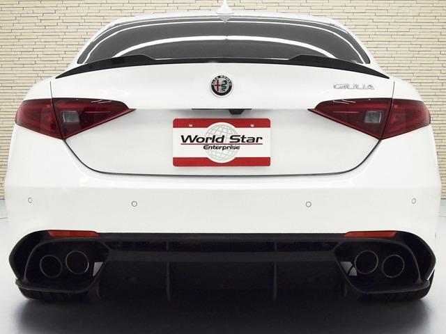 ジュリア クアドリフォリオ　２．９Ｖ　Ｖ６　ビターボ　１９ｉｎＡＷ　カーボンＦスポイラーリップ／サイドスカート／トランクスポイラー　カーボンエンジンフード　ブラックハーフレザー　ＦシートＨ　カーボンパネル　ハーマンカードン　ステアリングＨ　ＡＣＣ（4枚目）