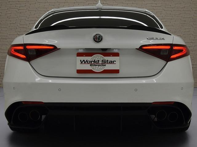 ジュリア クアドリフォリオ　２．９Ｖ　Ｖ６　ビターボ　１９ｉｎＡＷ　カーボンＦスポイラーリップ／サイドスカート／トランクスポイラー　カーボンエンジンフード　ブラックハーフレザー　ＦシートＨ　カーボンパネル　ハーマンカードン　ステアリングＨ　ＡＣＣ（6枚目）