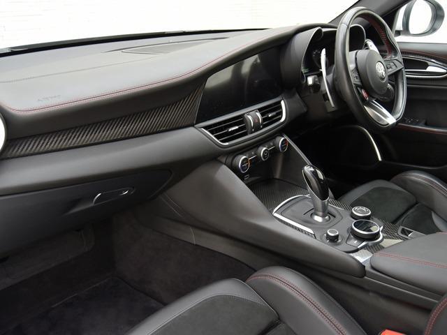 ジュリア クアドリフォリオ　２．９Ｖ　Ｖ６　ビターボ　１９ｉｎＡＷ　カーボンＦスポイラーリップ／サイドスカート／トランクスポイラー　カーボンエンジンフード　ブラックハーフレザー　ＦシートＨ　カーボンパネル　ハーマンカードン　ステアリングＨ　ＡＣＣ（8枚目）