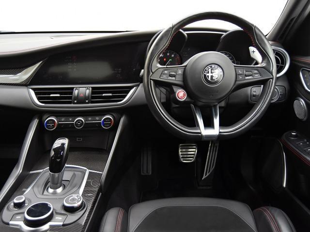 ジュリア クアドリフォリオ　２．９Ｖ　Ｖ６　ビターボ　１９ｉｎＡＷ　カーボンＦスポイラーリップ／サイドスカート／トランクスポイラー　カーボンエンジンフード　ブラックハーフレザー　ＦシートＨ　カーボンパネル　ハーマンカードン　ステアリングＨ　ＡＣＣ（9枚目）