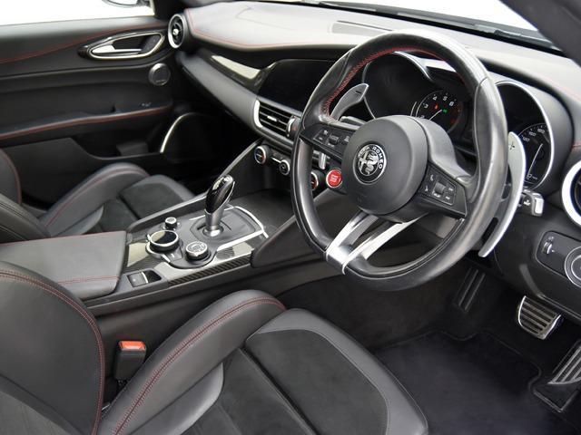 ジュリア クアドリフォリオ　２．９Ｖ　Ｖ６　ビターボ　１９ｉｎＡＷ　カーボンＦスポイラーリップ／サイドスカート／トランクスポイラー　カーボンエンジンフード　ブラックハーフレザー　ＦシートＨ　カーボンパネル　ハーマンカードン　ステアリングＨ　ＡＣＣ（11枚目）