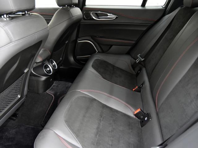 ジュリア クアドリフォリオ　２．９Ｖ　Ｖ６　ビターボ　１９ｉｎＡＷ　カーボンＦスポイラーリップ／サイドスカート／トランクスポイラー　カーボンエンジンフード　ブラックハーフレザー　ＦシートＨ　カーボンパネル　ハーマンカードン　ステアリングＨ　ＡＣＣ（12枚目）