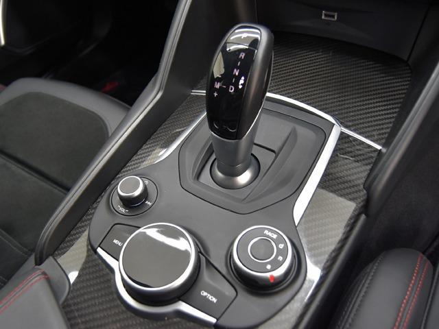 ジュリア クアドリフォリオ　２．９Ｖ　Ｖ６　ビターボ　１９ｉｎＡＷ　カーボンＦスポイラーリップ／サイドスカート／トランクスポイラー　カーボンエンジンフード　ブラックハーフレザー　ＦシートＨ　カーボンパネル　ハーマンカードン　ステアリングＨ　ＡＣＣ（15枚目）