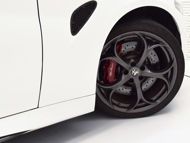 ジュリア クアドリフォリオ　２．９Ｖ　Ｖ６　ビターボ　１９ｉｎＡＷ　カーボンＦスポイラーリップ／サイドスカート／トランクスポイラー　カーボンエンジンフード　ブラックハーフレザー　ＦシートＨ　カーボンパネル　ハーマンカードン　ステアリングＨ　ＡＣＣ（20枚目）