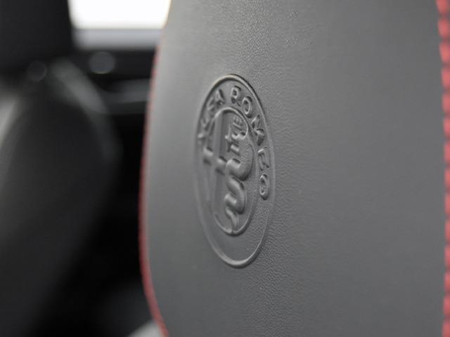 ジュリア クアドリフォリオ　２．９Ｖ　Ｖ６　ビターボ　１９ｉｎＡＷ　カーボンＦスポイラーリップ／サイドスカート／トランクスポイラー　カーボンエンジンフード　ブラックハーフレザー　ＦシートＨ　カーボンパネル　ハーマンカードン　ステアリングＨ　ＡＣＣ（24枚目）