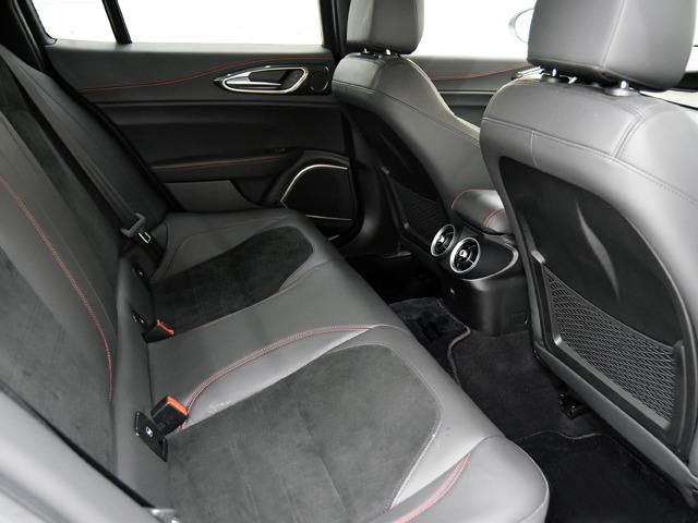 ジュリア クアドリフォリオ　２．９Ｖ　Ｖ６　ビターボ　１９ｉｎＡＷ　カーボンＦスポイラーリップ／サイドスカート／トランクスポイラー　カーボンエンジンフード　ブラックハーフレザー　ＦシートＨ　カーボンパネル　ハーマンカードン　ステアリングＨ　ＡＣＣ（25枚目）