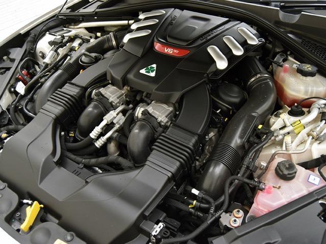 ジュリア クアドリフォリオ　２．９Ｖ　Ｖ６　ビターボ　１９ｉｎＡＷ　カーボンＦスポイラーリップ／サイドスカート／トランクスポイラー　カーボンエンジンフード　ブラックハーフレザー　ＦシートＨ　カーボンパネル　ハーマンカードン　ステアリングＨ　ＡＣＣ（26枚目）