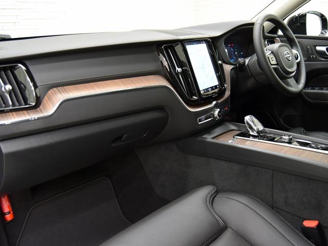 ＸＣ６０ リチャージアルティメトＴ６ＡＷＤプラグインハイブリド　２０２３ｙモデル　２１ｉｎＡＷ　パノラマＳＲ　ＡＣＣ　黒革　前後シートＨ　Ｆベンチレーター　ヘッドアップＤ　ハーマンカードン　３６０°カメラ　エアサス　ブラインドスポット　ＬＥＤヘッドライト　ドラレコ（8枚目）