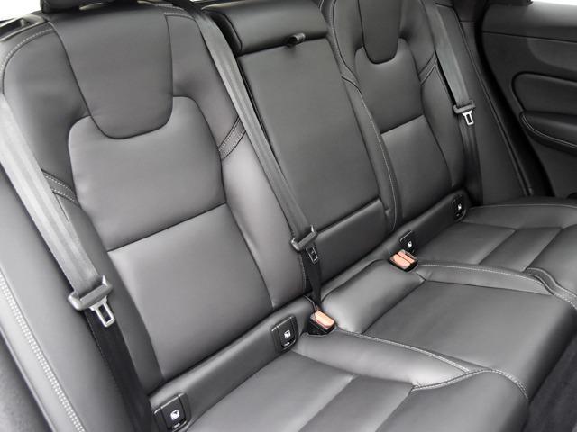 ＸＣ６０ リチャージアルティメトＴ６ＡＷＤプラグインハイブリド　２０２３ｙモデル　２１ｉｎＡＷ　パノラマＳＲ　ＡＣＣ　黒革　前後シートＨ　Ｆベンチレーター　ヘッドアップＤ　ハーマンカードン　３６０°カメラ　エアサス　ブラインドスポット　ＬＥＤヘッドライト　ドラレコ（13枚目）