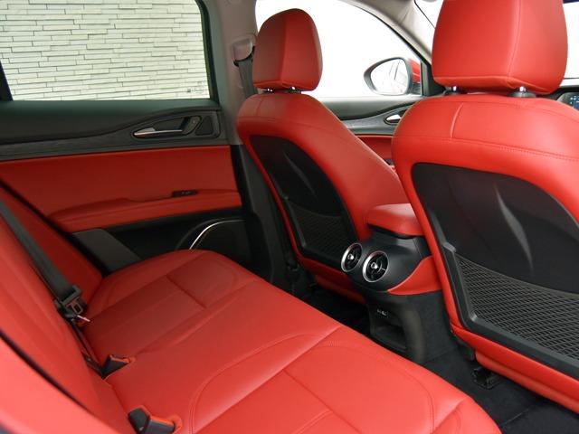 ステルヴィオ ２．２ターボ　ディーゼルＱ４スプリント　赤革　ＦシートＨ　ＡＣＣ　前後Ｐセンサー＆Ｂカメラ　ステアリングＨ　１８ｉｎＡＷ　レーンキープ　メモリー付パワーシート　ブラインドスポット　パワーテールゲート　バイキセノンヘッドライト　禁煙（12枚目）